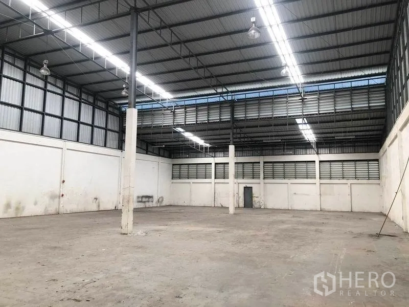 工厂 出租在Pak Kret, Nonthaburi - 高顶生产空间，屋脊采光与通风百叶，空间开阔。
