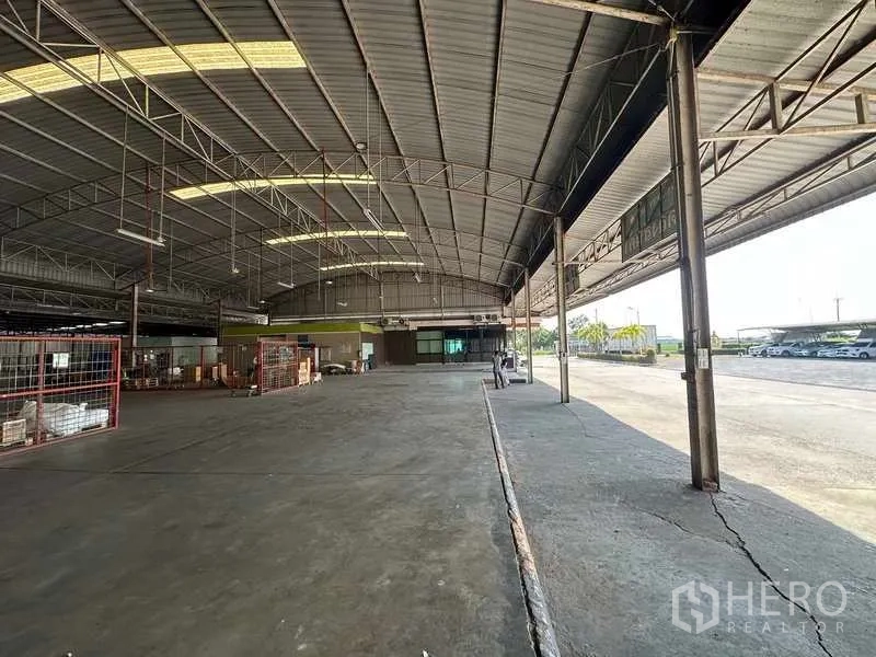 คลังสินค้า ให้เช่าในLam Luk Ka, Pathum Thani - พื้นที่ขนถ่ายคลุมหลังคากว้างโครงเหล็กและช่องเปิดสู่ช่องจอดรถบรรทุก
