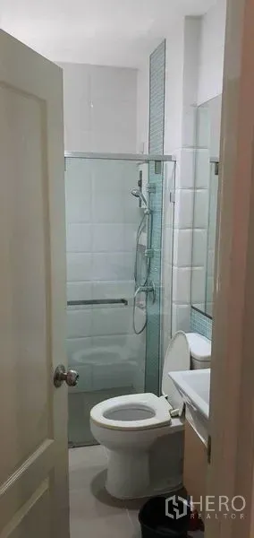 独立式住宅 出售在Khan Na Yao, Bangkok - 现代浴室，白色墙砖、玻璃淋浴间、洗手台与坐便器