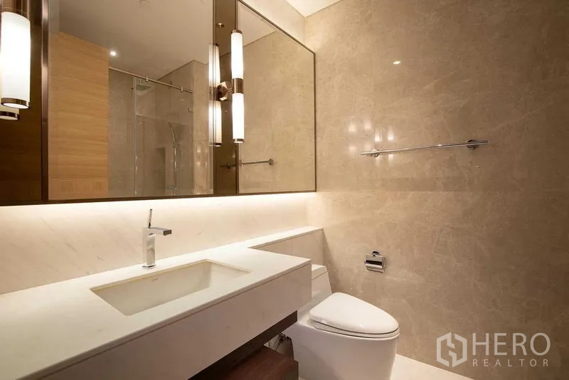 คอนโด ให้เช่าในPathum Wan, Bangkok - ห้องน้ำโมเดิร์น ผนังลายหินอ่อน กระจกไฟแบ็คไลท์ เคาน์เตอร์อ่างกว้าง พร้อมตู้อาบน้ำกระจก