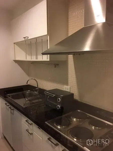 คอนโด ให้เช่าในKhlong Toei, Bangkok - ครัวแยกท็อปหินแกรนิต พร้อมเตาไฟฟ้า อ่างล้างจาน และเครื่องดูดควัน