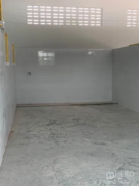 คลังสินค้า ให้เช่าหรือขายในThanyaburi, Pathum Thani - ช่องว่างงานโล่ง ผนังกระเบื้อง ช่องลม และพื้นคอนกรีตเรียบ