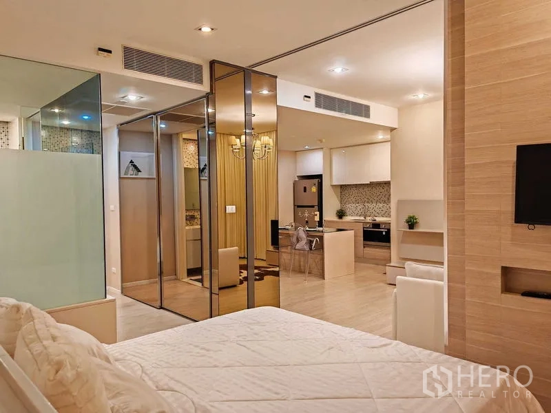 คอนโด ให้เช่าในWatthana, Bangkok - ห้องนอนตู้เสื้อผ้าบานกระจก ผนังกระจกกั้นเชื่อมไปยังครัว