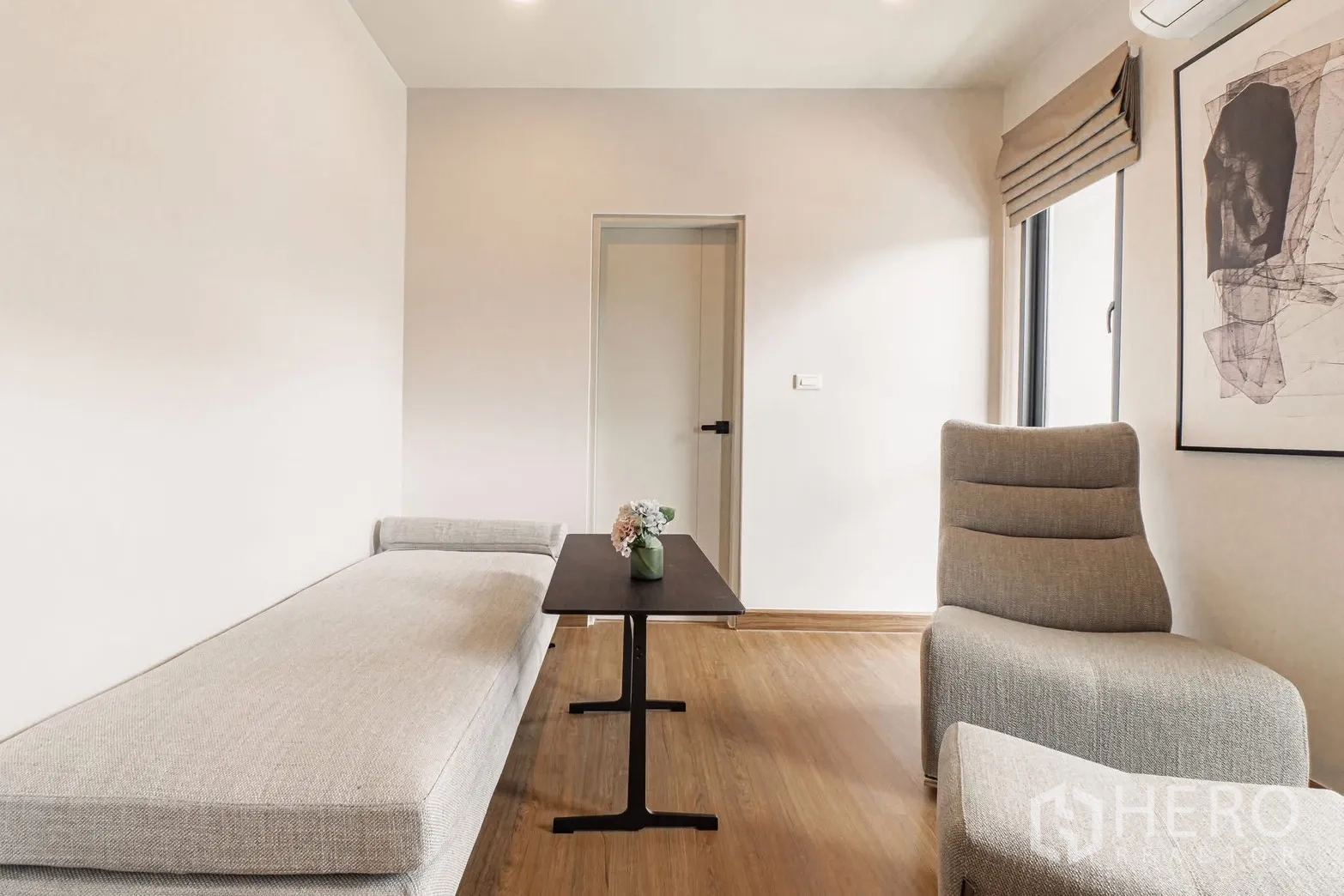 Detached House for rent in Bang Phli, Samut Prakan - Compact lounge with bench, accent chair, and slim coffee table.