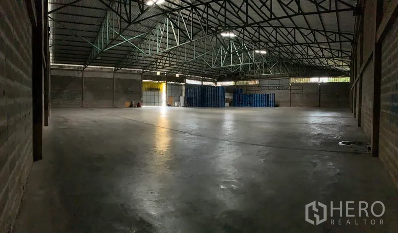 货栈 出租在Mueang Pathum Thani, Pathum Thani - 仓库内部空间高挑，钢桁架屋顶与打磨混凝土地面，通透无立柱。