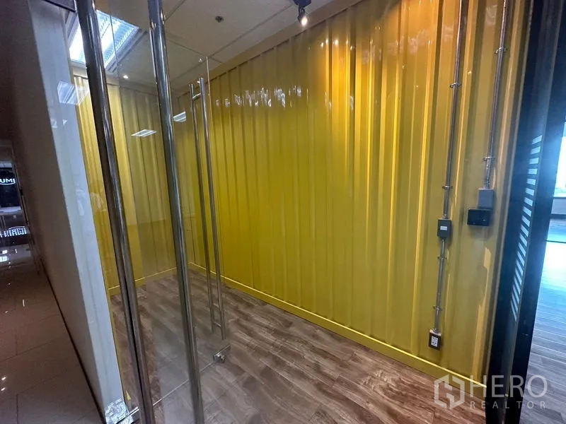 สำนักงาน ให้เช่าในChatuchak, Bangkok - โถงทางเข้าแต่งผนังสีเหลือง เดินท่อโชว์ พร้อมประตูกระจกใส