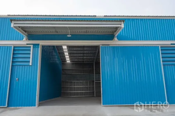 货栈 出租在Khlong Luang, Pathum Thani - 开启的仓库出入口，可见高挑屋顶与钢结构并设雨棚。