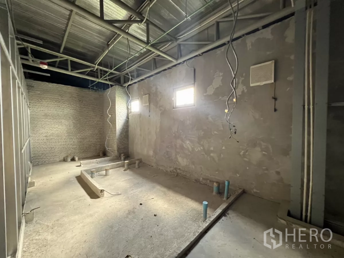 คลังสินค้า ขายในLat Krabang, Bangkok - อีกมุมของพื้นที่ยังไม่แล้วเสร็จ มีสายไฟห้อยและช่องหน้าต่าง.