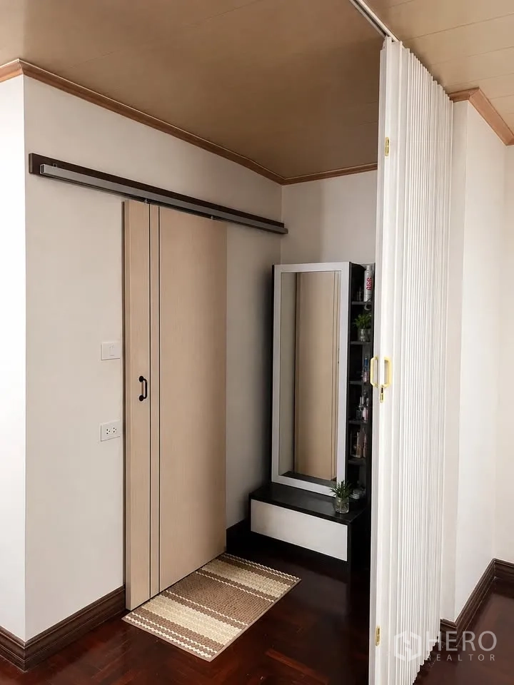 Detached House for rent in Prawet, Bangkok - Dressing nook with sliding partition doors and full-length mirror.