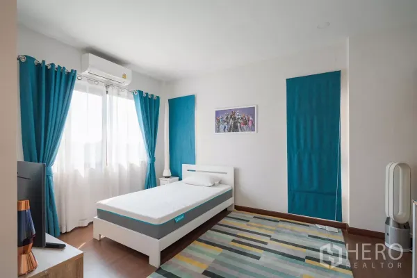 บ้าน ขายในSaphan Sung, Bangkok - ห้องนอนที่สองพร้อมเตียงเดี่ยว พรมลาย และผ้าม่านสีฟ้า