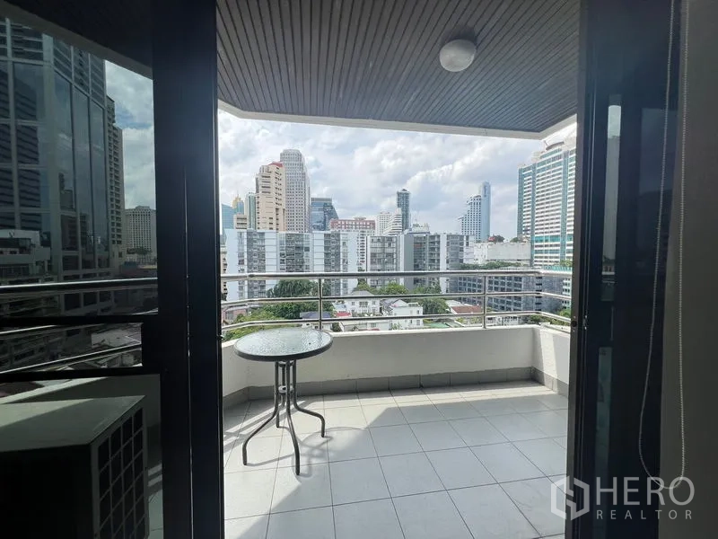 คอนโด ให้เช่าหรือขายในKhlong Toei, Bangkok - ระเบียงส่วนตัวพร้อมโต๊ะข้าง มองเห็นเส้นขอบฟ้าเมืองกรุงเทพฯ