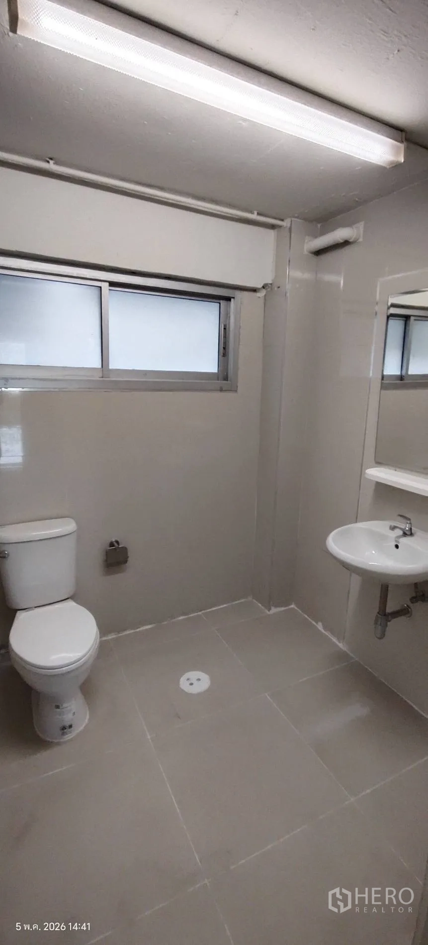 ตึกแถว for rent in Watthana, Bangkok - ห้องน้ำสว่างมีหน้าต่าง อ่างล้างหน้า และโถสุขภัณฑ์