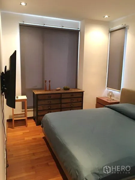 คอนโด ให้เช่าหรือขายในKhlong Toei, Bangkok - ห้องนอนที่สอง เตียงคู่ ทีวีติดผนัง ตู้ลิ้นชัก และม่านม้วน
