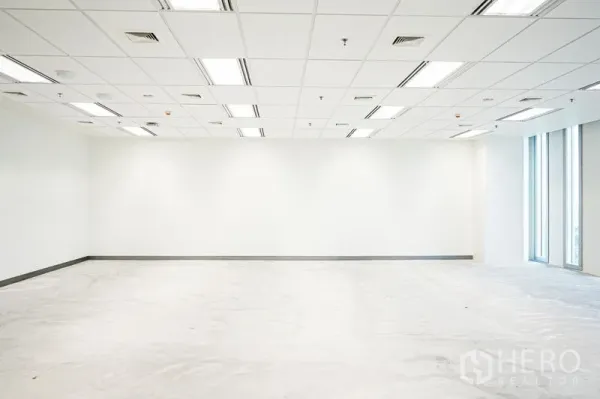 สำนักงาน ให้เช่าในBang Na, Bangkok - ห้องสำนักงานโทนขาวกว้าง เพดานแบบแขวนพร้อมไฟ LED และหน้าต่างด้านข้าง