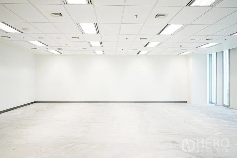 สำนักงาน ให้เช่าในBang Na, Bangkok - ห้องสำนักงานโทนขาวกว้าง เพดานแบบแขวนพร้อมไฟ LED และหน้าต่างด้านข้าง