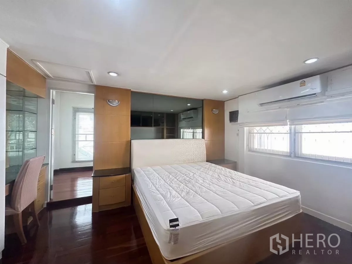 Detached House for rent in Suan Luang, Bangkok - Master bedroom with king bed, hardwood floors, and built‑in wardrobes.