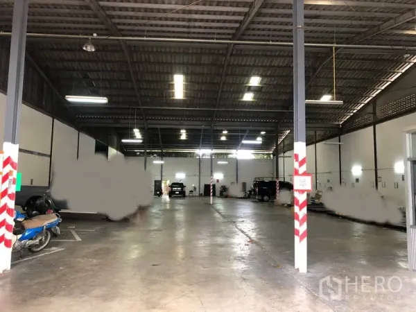 货栈 出租在Khan Na Yao, Bangkok - 仓库内部空间，高钢结构屋顶、明亮照明与抛光混凝土地面。