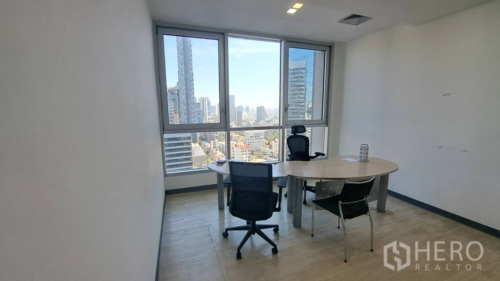 สำนักงาน ให้เช่าในYan Nawa, Bangkok - ห้องประชุมขนาดเล็ก โต๊ะทรงกลม เก้าอี้ผู้บริหาร และวิวเมือง