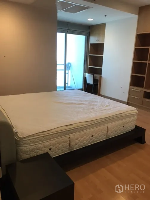 คอนโด ให้เช่าในKhlong Toei, Bangkok - ห้องนอนที่สองกว้างขวาง เตียงขนาดใหญ่ ชั้นวางบิวท์อิน โต๊ะทำงาน และทางออกระเบียง