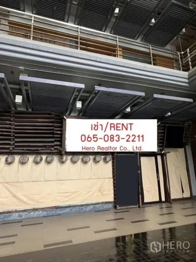 พื้นที่ขายปลีก ให้เช่า - หน้าร้านค้าสูงโปร่ง ฝ้าเหล็กระแนง ประตูกระจก พื้นกระเบื้อง ภายในโครงการเชิงพาณิชย์