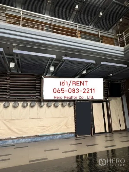 พื้นที่ขายปลีก ให้เช่า - หน้าร้านค้าสูงโปร่ง ฝ้าเหล็กระแนง ประตูกระจก พื้นกระเบื้อง ภายในโครงการเชิงพาณิชย์