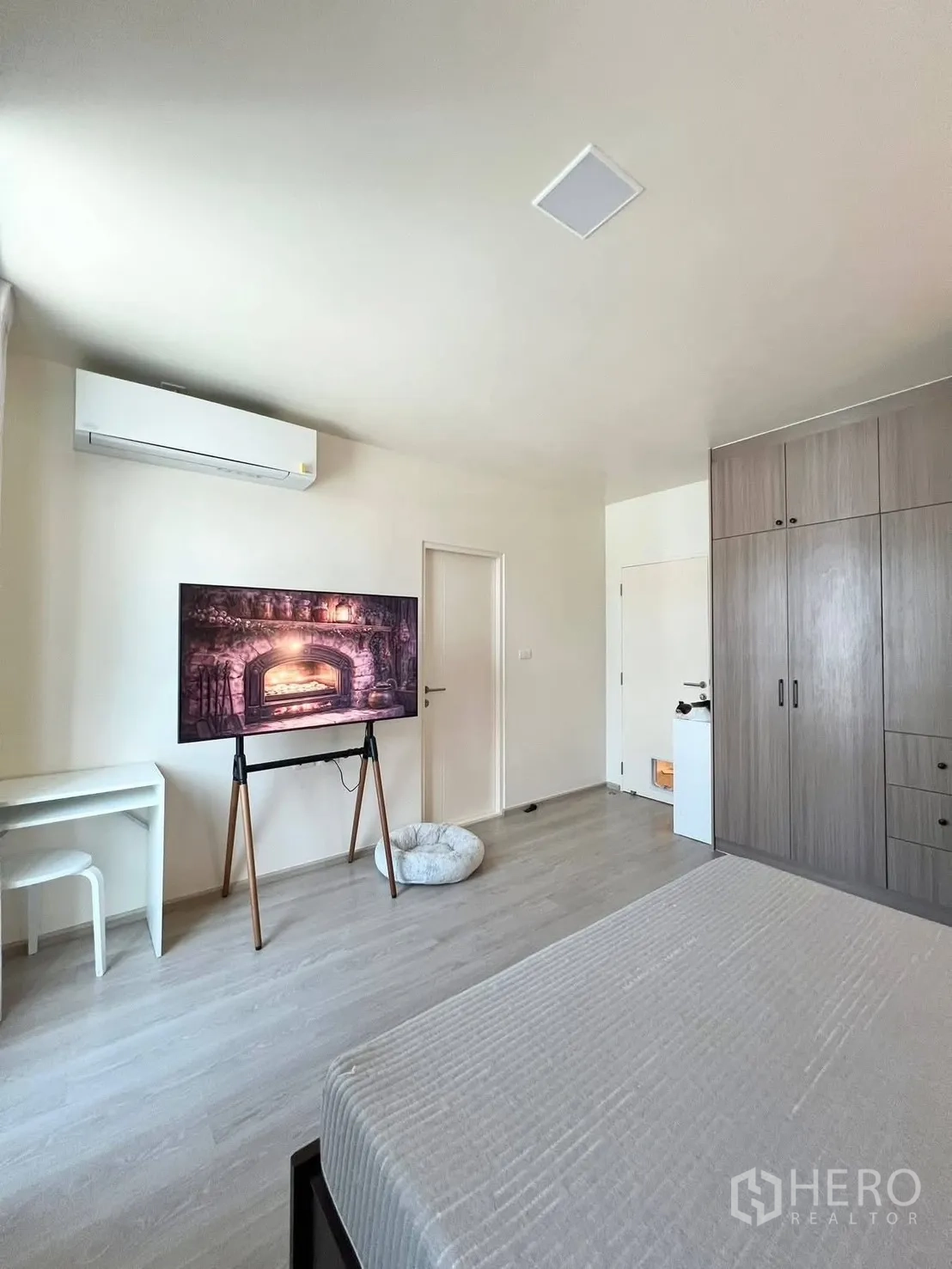 联排别墅 for rent in Bang Phli, Samut Prakan - 主卧广角视图，含电视、书桌、衣柜与复合地板。