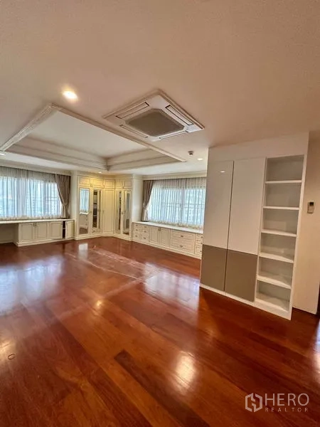 คอนโด ให้เช่าในBangkok - ห้องนอนสว่างพื้นไม้จริงพร้อมตู้บิวท์อินจำนวนมาก