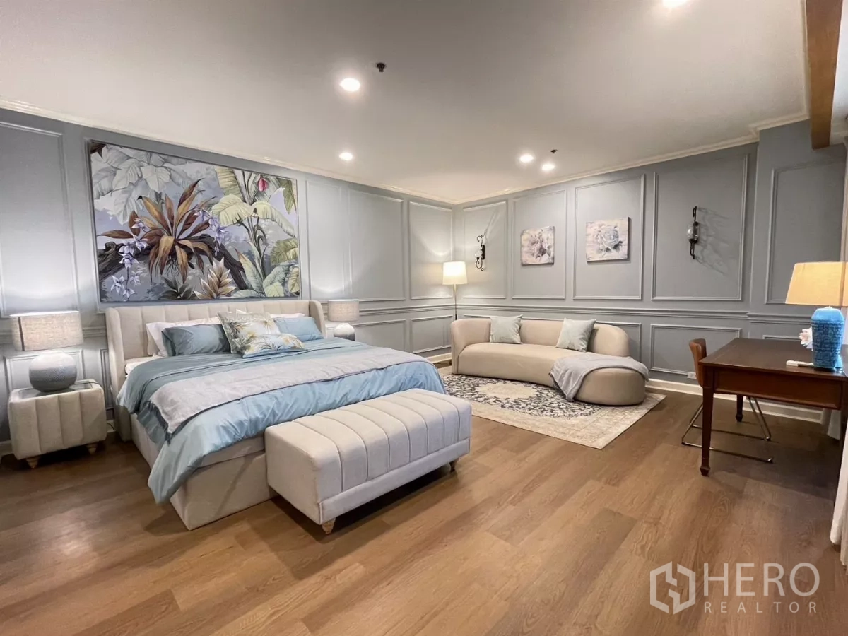 คอนโด ให้เช่าในKhlong San, Bangkok - ห้องนอนใหญ่มาพร้อมเตียงคิง โซฟานั่งเล่น พื้นไม้ และผนังบัวซ้อน