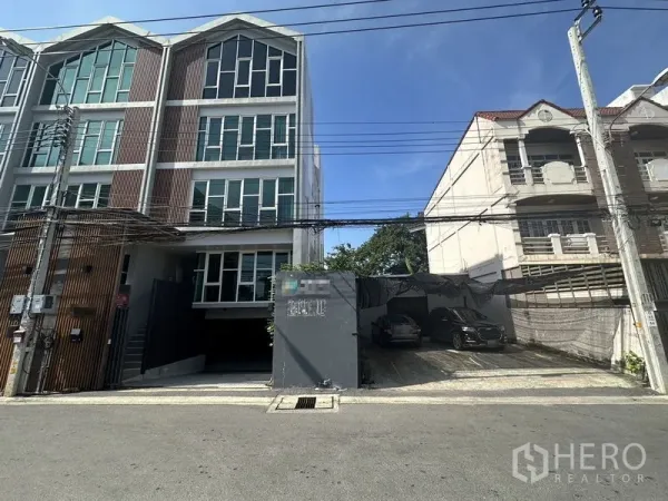 สำนักงานที่บ้าน ให้เช่าในPhra Khanong, Bangkok - ภายนอกอาคารโฮมออฟฟิศสี่ชั้นบนถนนย่านสงบ