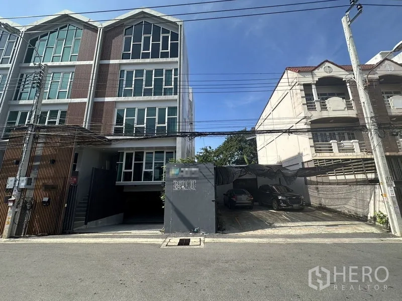 สำนักงานที่บ้าน ให้เช่าในPhra Khanong, Bangkok - ภายนอกอาคารโฮมออฟฟิศสี่ชั้นบนถนนย่านสงบ
