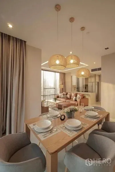 คอนโด ให้เช่าในSathon, Bangkok - มุมทานอาหารอบอุ่น จัดโต๊ะพร้อม โคมไฟหวายแขวน ข้างผ้าม่านสูง