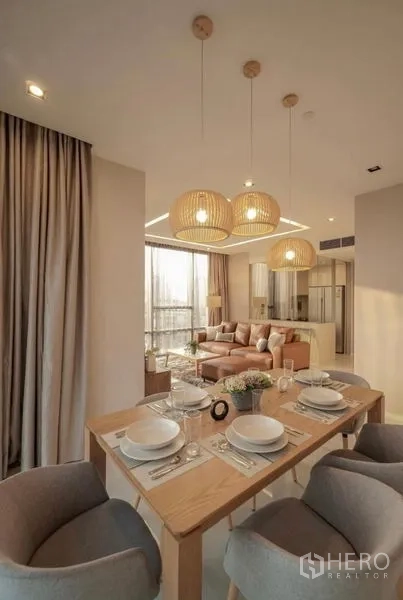 คอนโด ให้เช่าในSathon, Bangkok - มุมทานอาหารอบอุ่น จัดโต๊ะพร้อม โคมไฟหวายแขวน ข้างผ้าม่านสูง