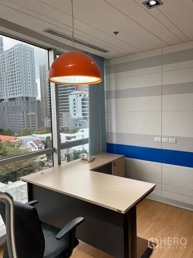 办公空间 出租在Khlong Toei, Bangkok - 行政办公室，L形书桌与橙色吊灯，城市景观。