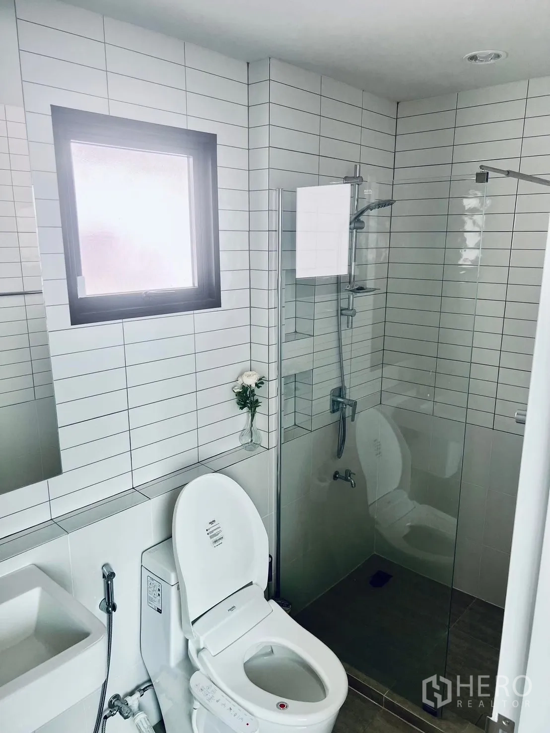 บ้าน ให้เช่าในBang Sao Thong, Samut Prakan - ห้องน้ำพร้อมฝักบัวกั้นกระจก โถสุขภัณฑ์ระบบชำระ และหน้าต่างรับแสง