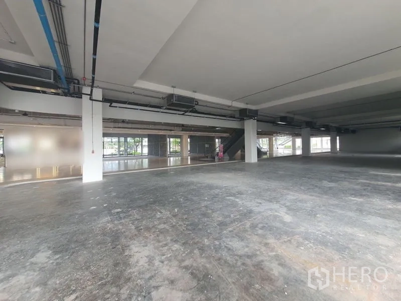 零售空间 出租在Bang Khun Thian, Bangkok - 大型零售大厅，见扶梯通达，多根立柱与空调管线，适合装修