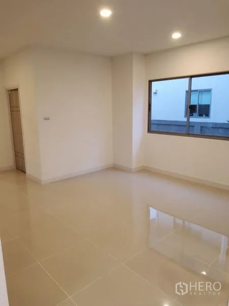 บ้าน ขายในNuea Khlong, Krabi - ห้องนอนชั้นบนพร้อมหน้าต่างกว้างและพื้นกระเบื้องโทนอ่อน