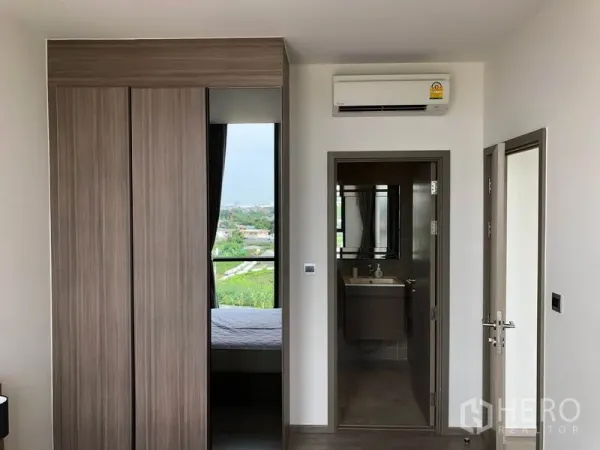 คอนโด ให้เช่าในWatthana, Bangkok - ทางเข้าห้องนอนพร้อมตู้เสื้อผ้าบิลท์อินบานเลื่อน แอร์ และประตูเข้าห้องน้ำ