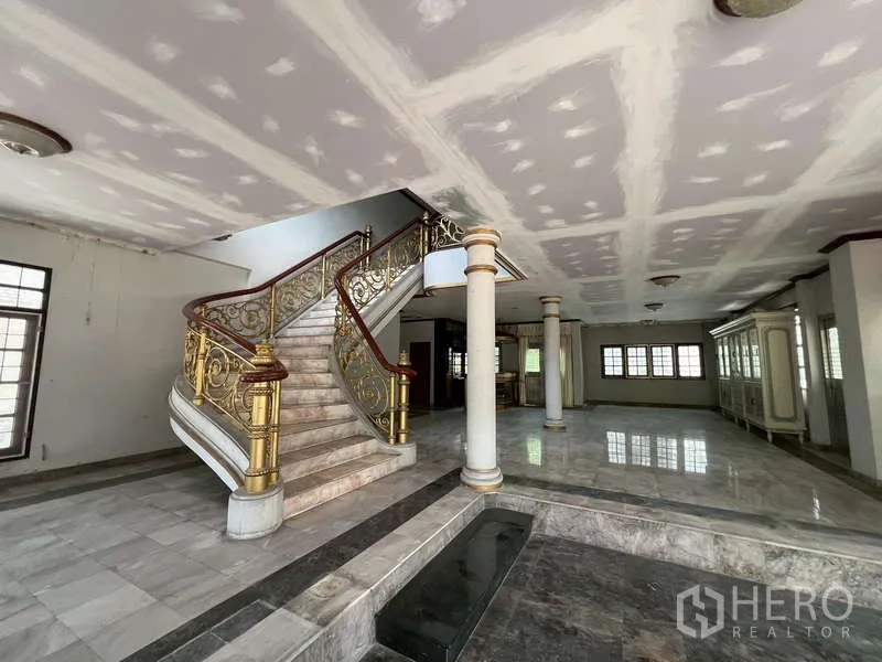 Detached House for rent in Prawet, Bangkok - Grand marble staircase with gold balustrade in the central hall.