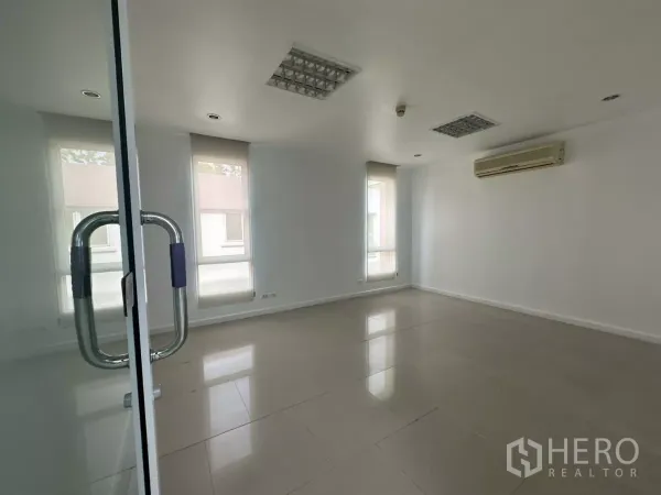 办公空间 出租在Huai Khwang, Bangkok - 管理办公室，设大窗与卷帘，配分体空调。