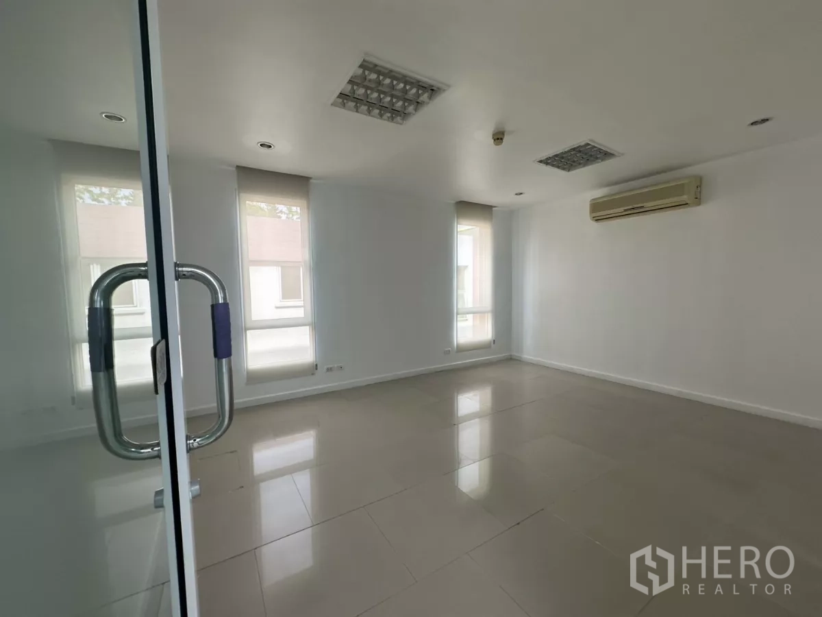 办公空间 出租在Huai Khwang, Bangkok - 管理办公室，设大窗与卷帘，配分体空调。