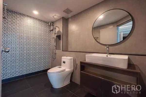 คอนโด ขายในChatuchak, Bangkok - ห้องน้ำร่วมสมัย ผนังลายเรขาคณิต ฝักบัวเรนชาวเวอร์ อ่างล้างหน้าและกระจกกลม