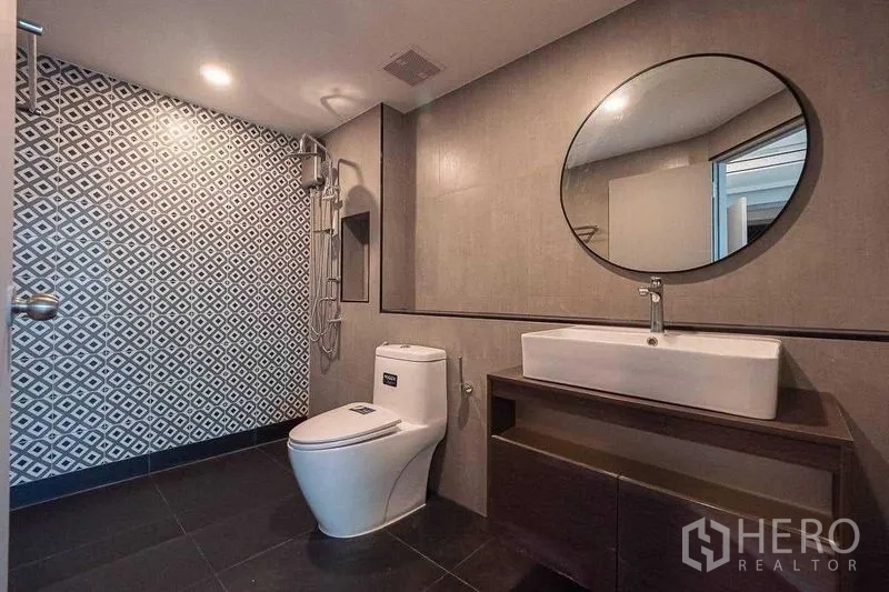 คอนโด ขายในChatuchak, Bangkok - ห้องน้ำร่วมสมัย ผนังลายเรขาคณิต ฝักบัวเรนชาวเวอร์ อ่างล้างหน้าและกระจกกลม