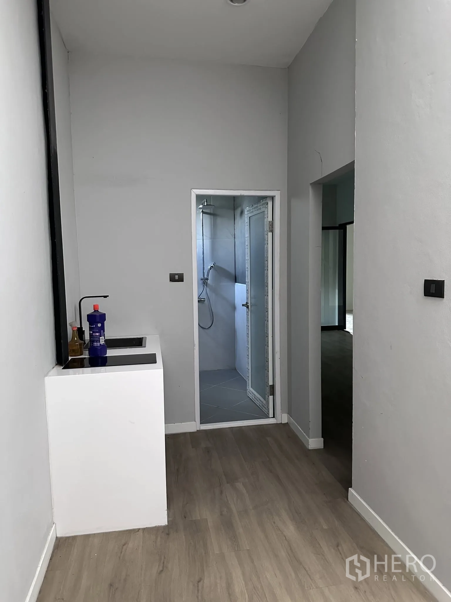 Warehouse for rent or sale in Prawet, Bangkok - Compact pantry with sink next to the entrance of a bathroom.