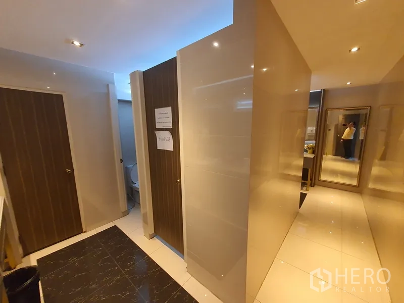 ออฟฟิศ for rent in Khlong Toei, Bangkok - โถงห้องน้ำผนังกระเบื้องพร้อมประตูห้องสุขาหลายห้อง