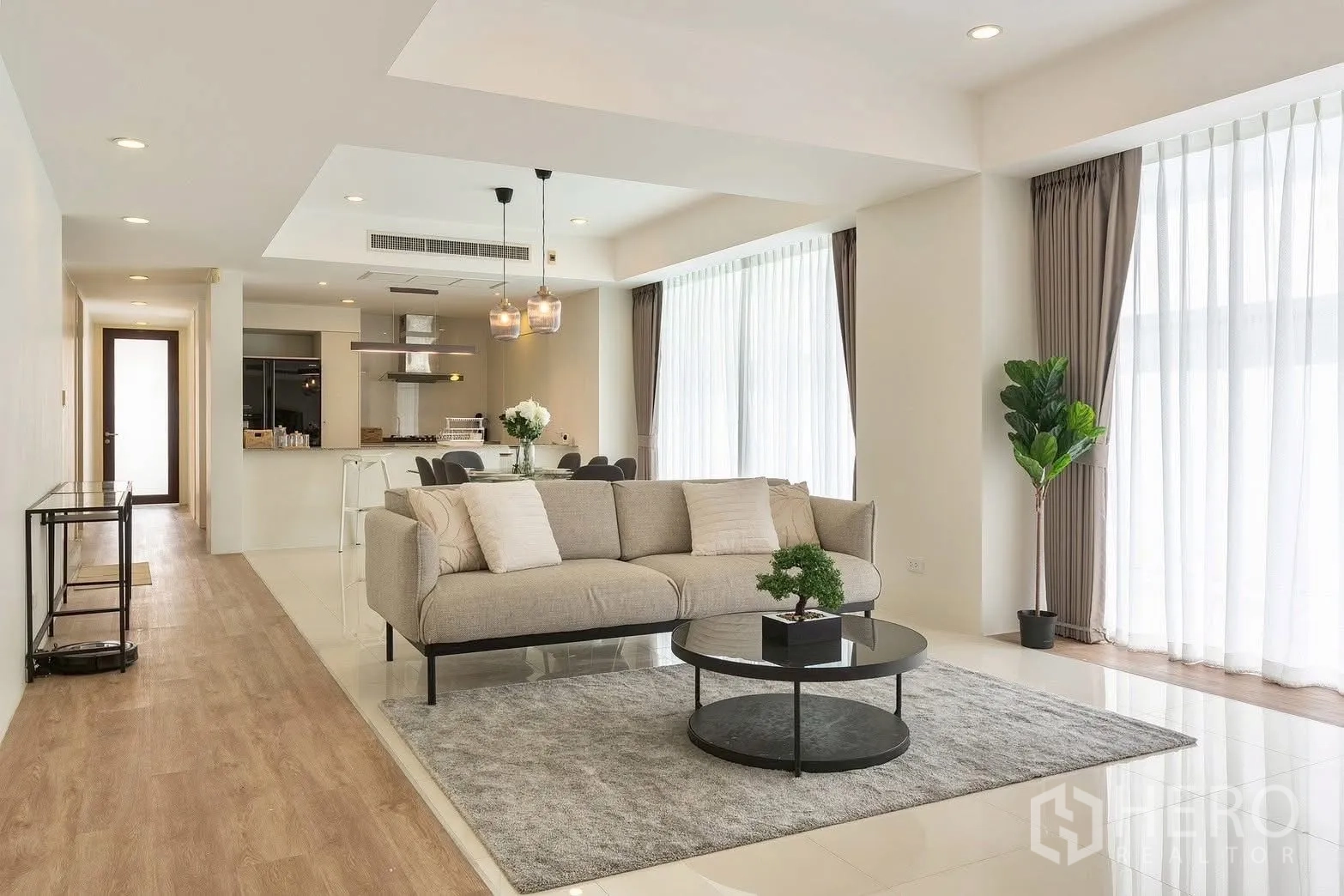 独栋房屋 for rent in Saphan Sung, Bangkok - 开放式客厅朝向厨房，吊灯点缀。