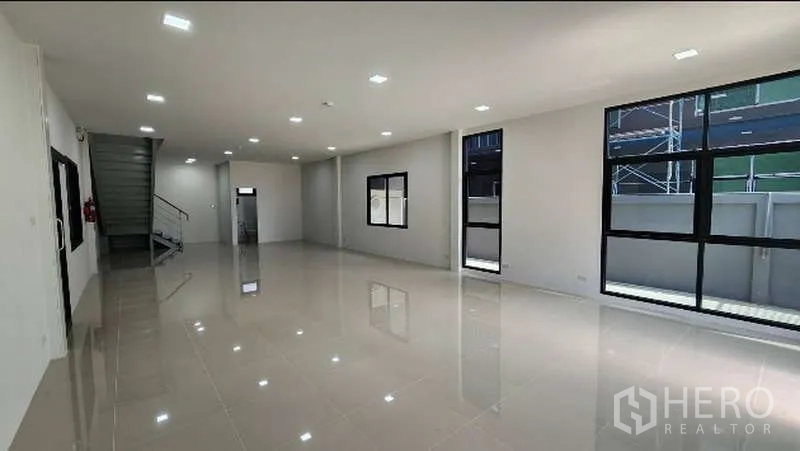 Factory for rent in Bang Bo, Samut Prakan - Ground-floor office or showroom with full-height windows and stair access