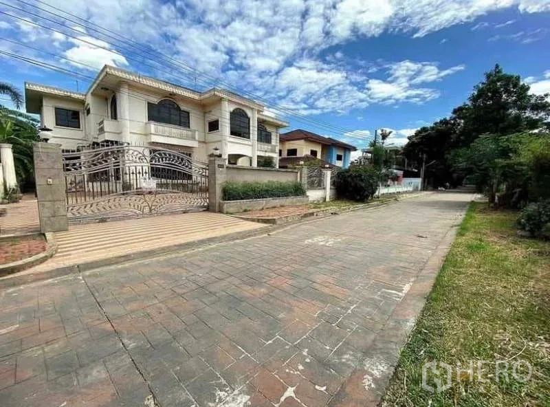 独立式住宅 出售在Prawet, Bangkok - 街景视角，带门庭的两层住宅与宁静社区