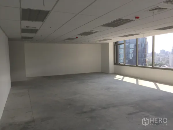 สำนักงาน ให้เช่าในKhlong Toei, Bangkok - ออฟฟิศแบบโถงโล่ง แสงธรรมชาติทั่วถึง หน้าต่างบานใหญ่และวิวเมืองย่านทองหล่อ กรุงเทพฯ