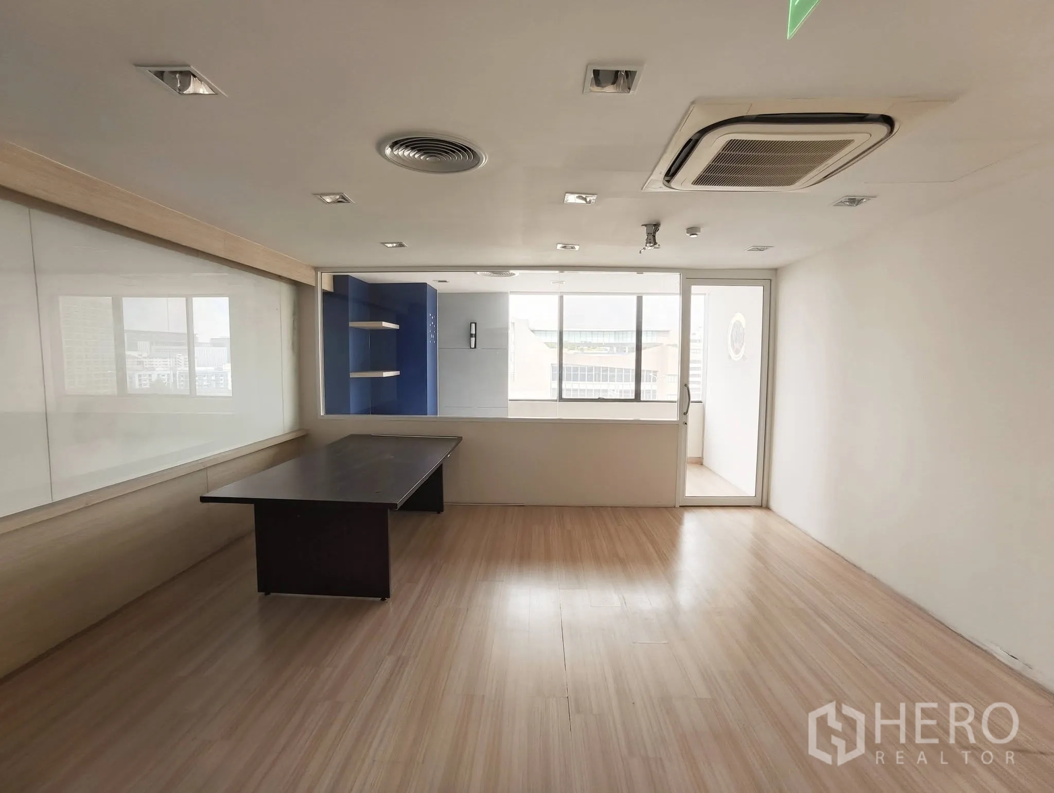 Office Space for rent in Lak Si, Bangkok - Long workspace with built-in table, large window, and ceiling air-conditioning.