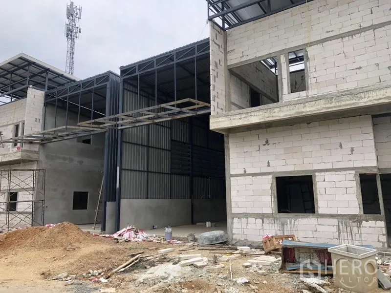 คลังสินค้า ให้เช่าในLam Luk Ka, Pathum Thani - ภาพมุมกว้างของโกดังติดถนนท้องถิ่น มีเสาไฟฟ้า